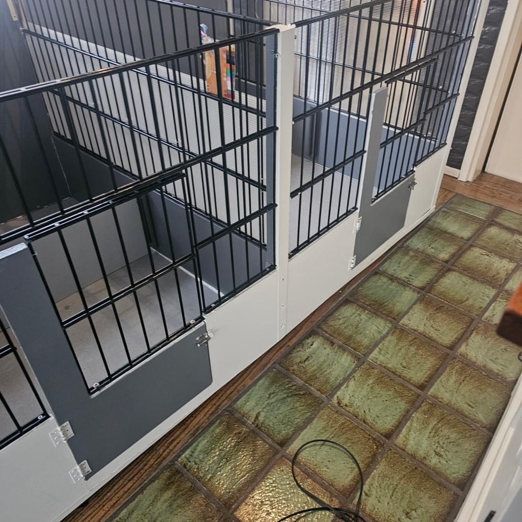 Werp cq honden  hok, Ophalen, Zo goed als nieuw