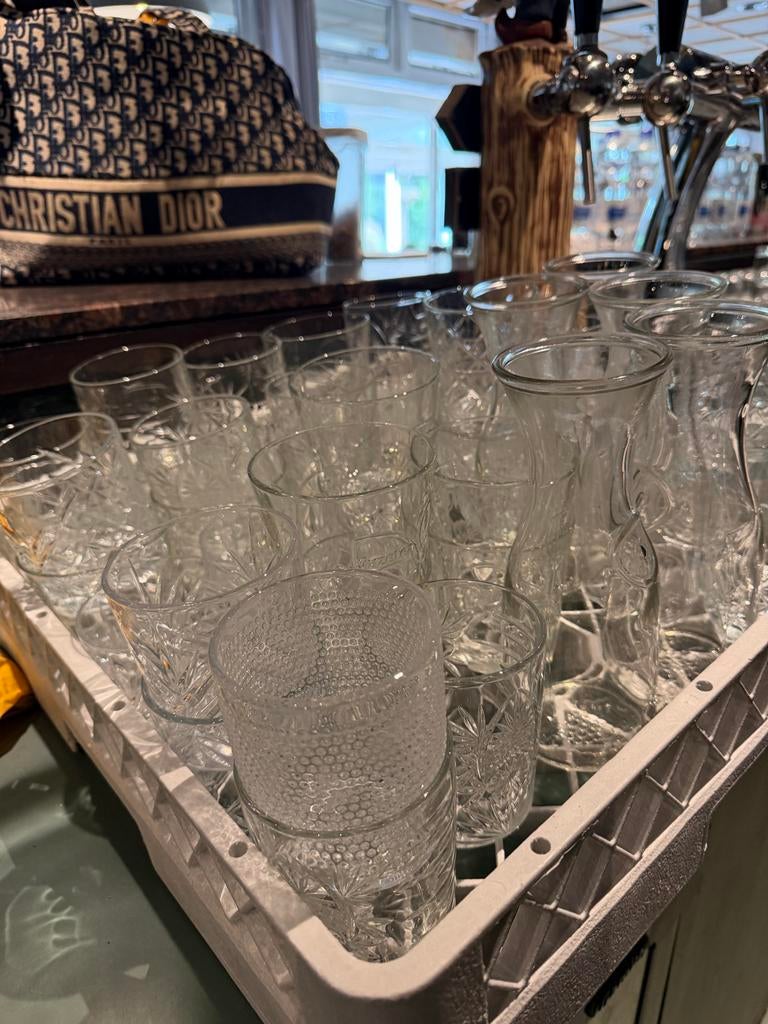 Gratis af te halen: Diverse glazen en waterkaraf, Ophalen of Verzenden, Gebruikt, Glas, Glas of Glazen