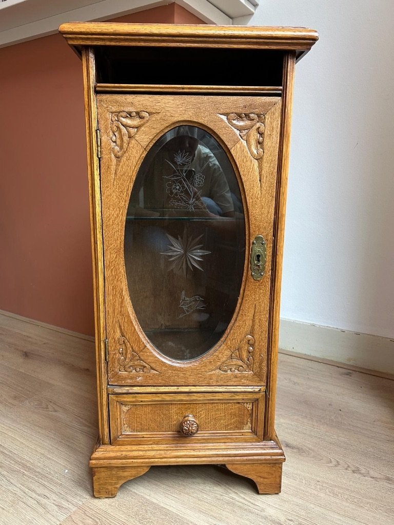 Kastje met geëtst glas, Ophalen