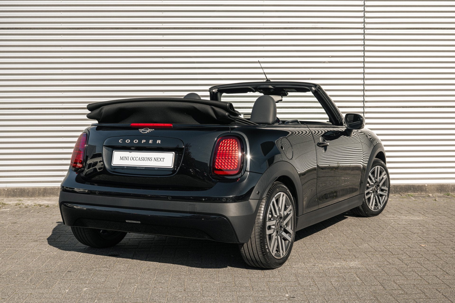 MINI Cabrio Cooper C Automaat / Classic / Pakket L / 17 inch, Auto's, Mini, 1998 cc, 4 stoelen, Zwart, Origineel Nederlands