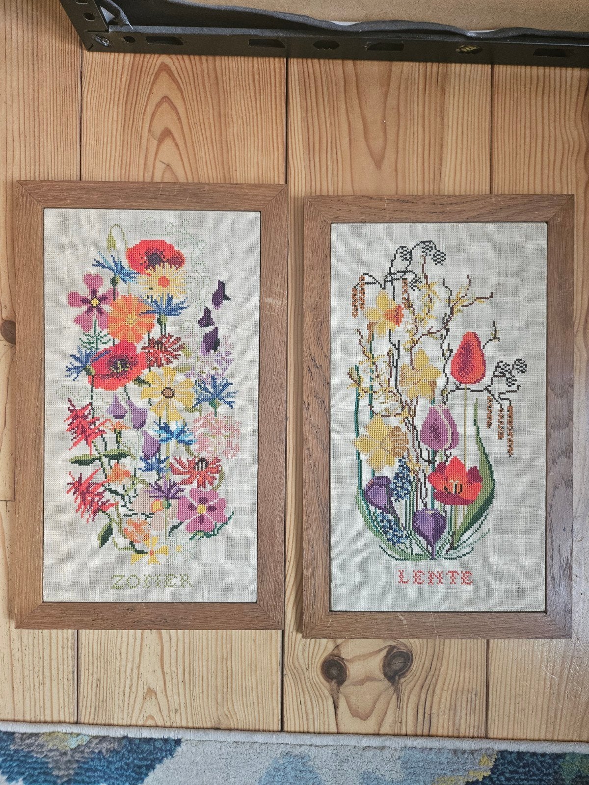 2 borduurwerkjes in houten lijst, 25x41, Ophalen of Verzenden