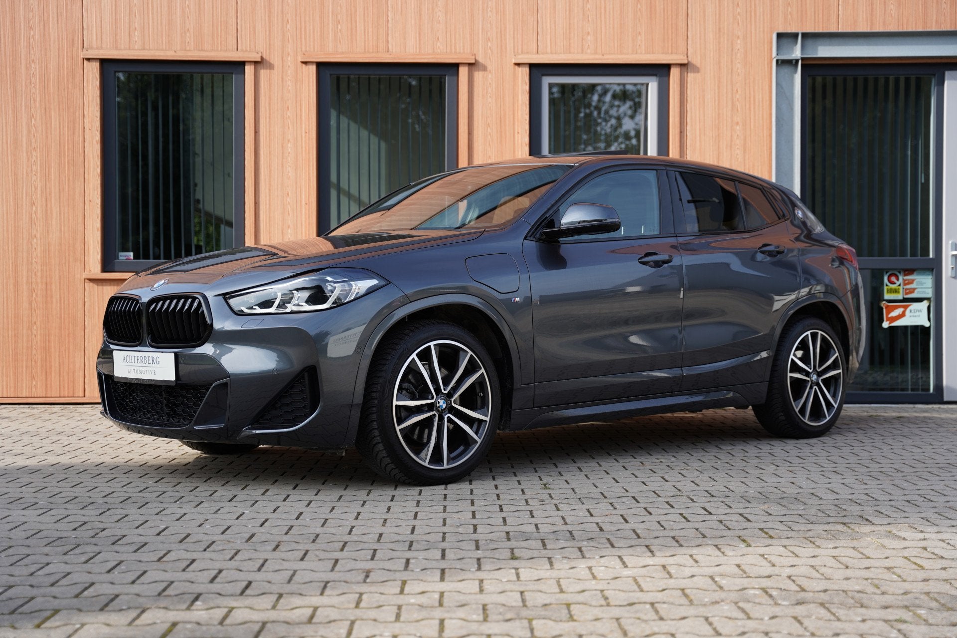 BMW X2 xDrive25e 220PK | M-Sport | Pano | Mem | Leer | CarPl, Auto's, BMW, Automaat, X2, Gebruikt, Zwart