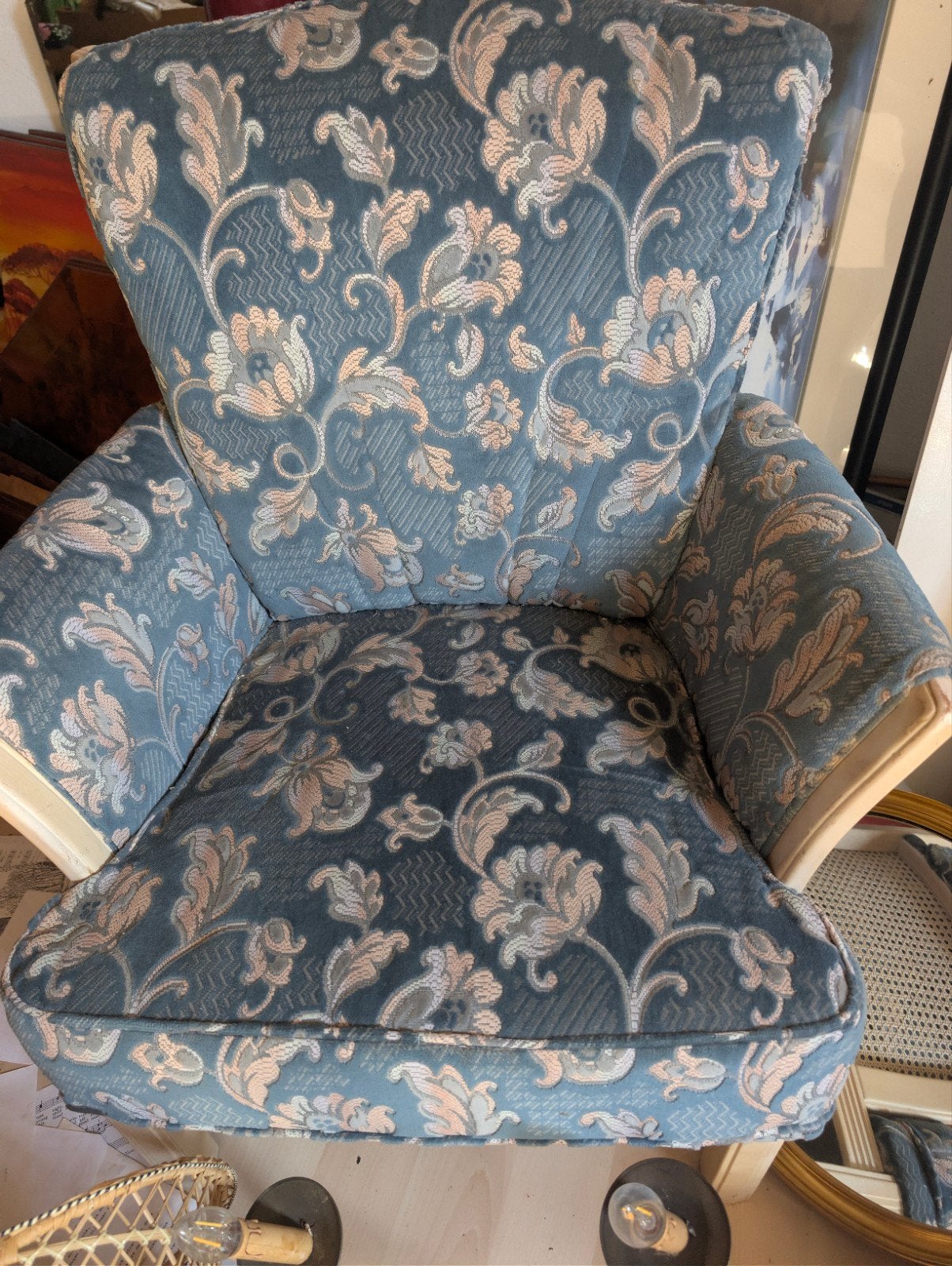 Elegante fauteuil met bloemenpatroon en rotan rugleuning, Ophalen, Hout, Gebruikt, Blauw