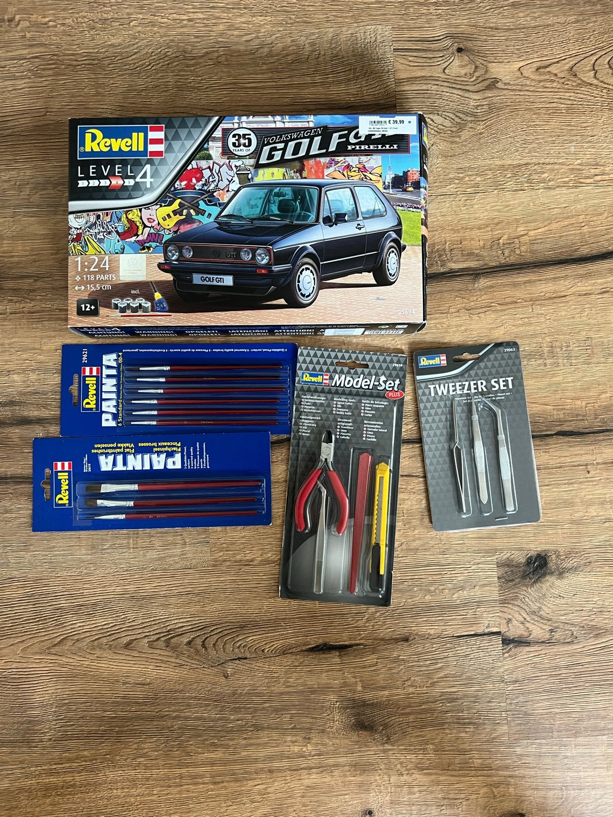 Revell VW Golf 1 GTI Pirelli Modelbouwset + Gereedschap, Hobby en Vrije tijd, Ophalen, Auto, Nieuw, 1:32 tot 1:50