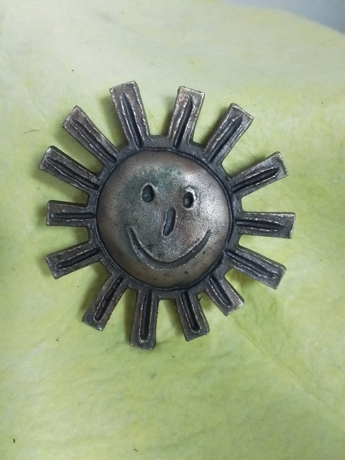 10033) mooie bronze wandhanger  lachende zon/ smiley, Ophalen of Verzenden