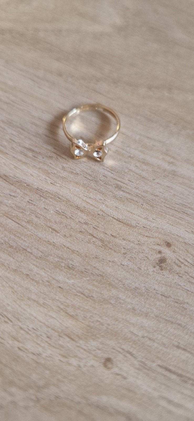 Gouden ring met strik en steentjes, Met kristal, Overige materialen, Ophalen of Verzenden, Zo goed als nieuw