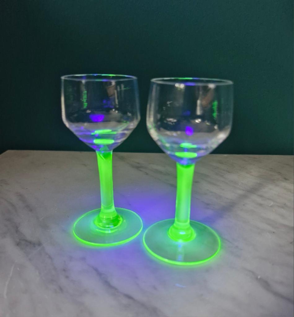 Set van 2 Antieke Uraniumglas Likeurglaasjes, Antiek en Kunst, Antiek | Glas en Kristal, Ophalen of Verzenden