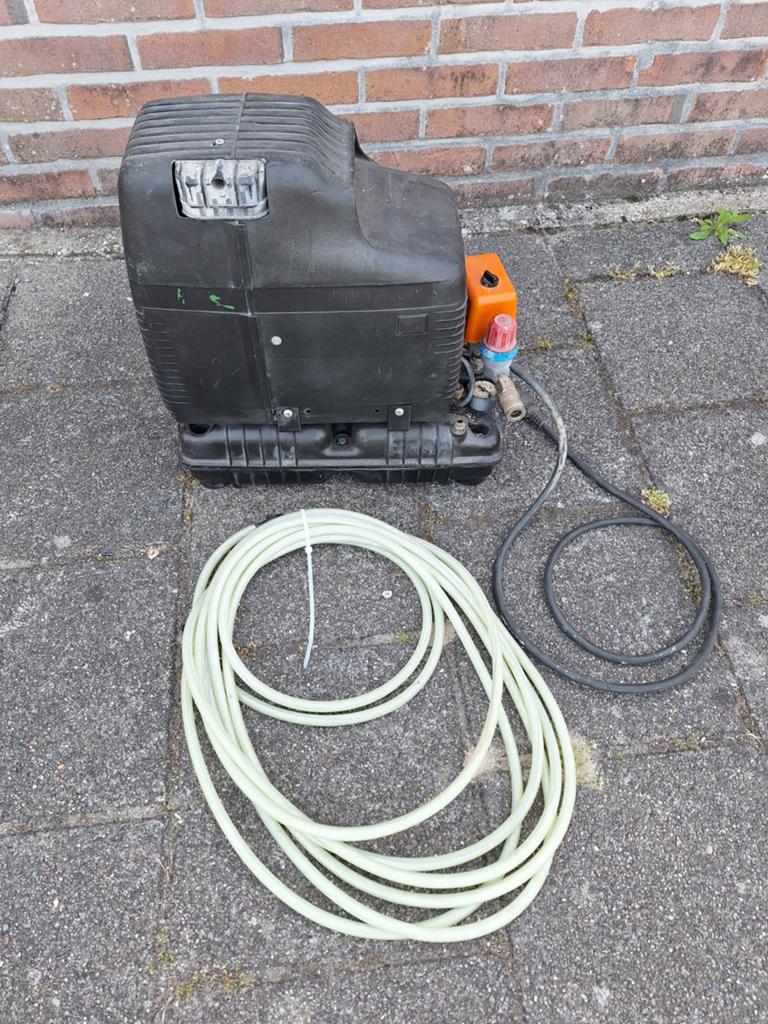 Handzame compressor met luchtslang, Ophalen, Gebruikt, 6 tot 10 bar, Minder dan 200 liter/min