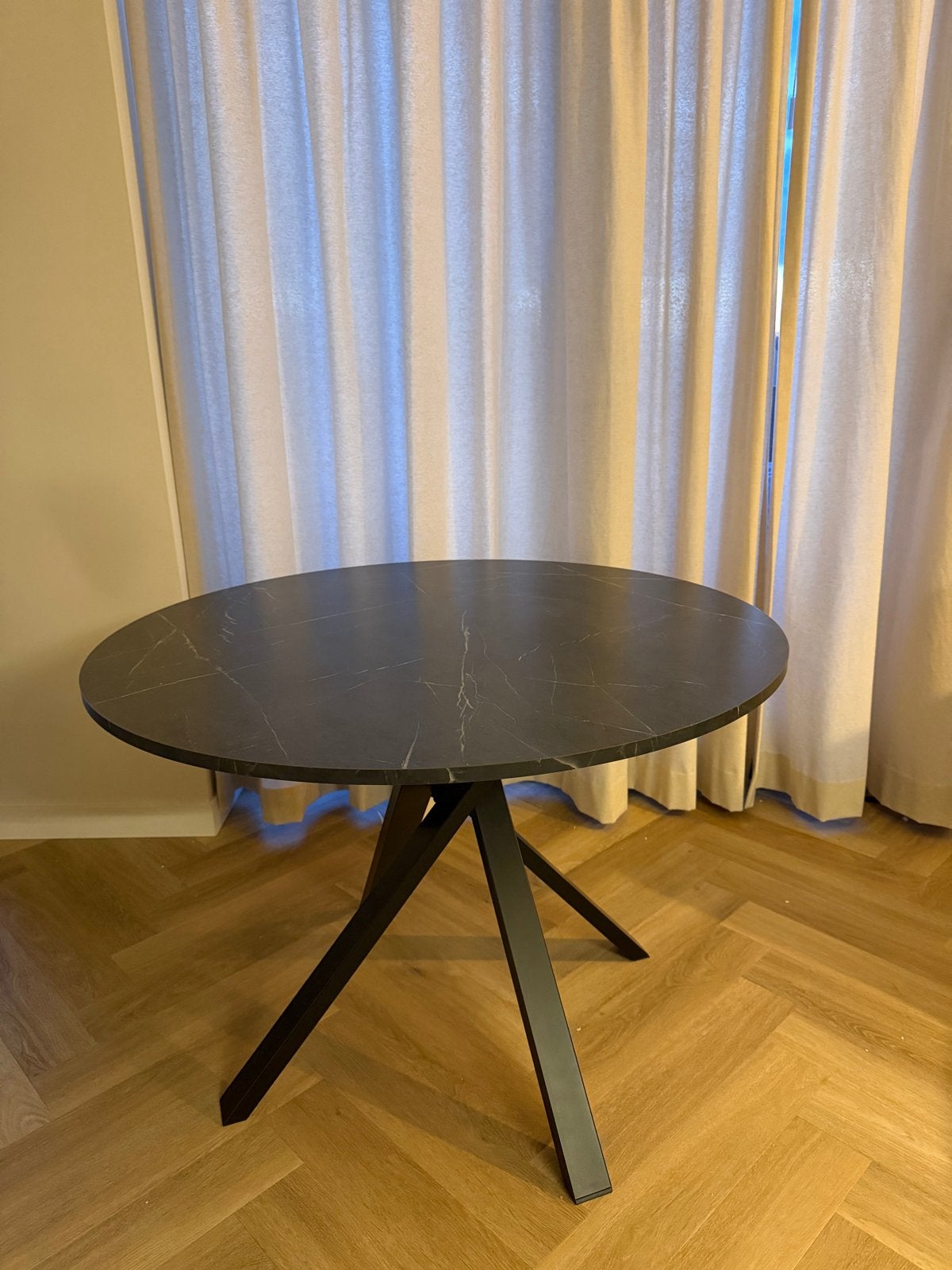 IKEA MARIEDAMM Tafel - Zwart Marmerpatroon 105 cm, Huis en Inrichting, Ophalen, Overige materialen, 100 tot 150 cm, Rond
