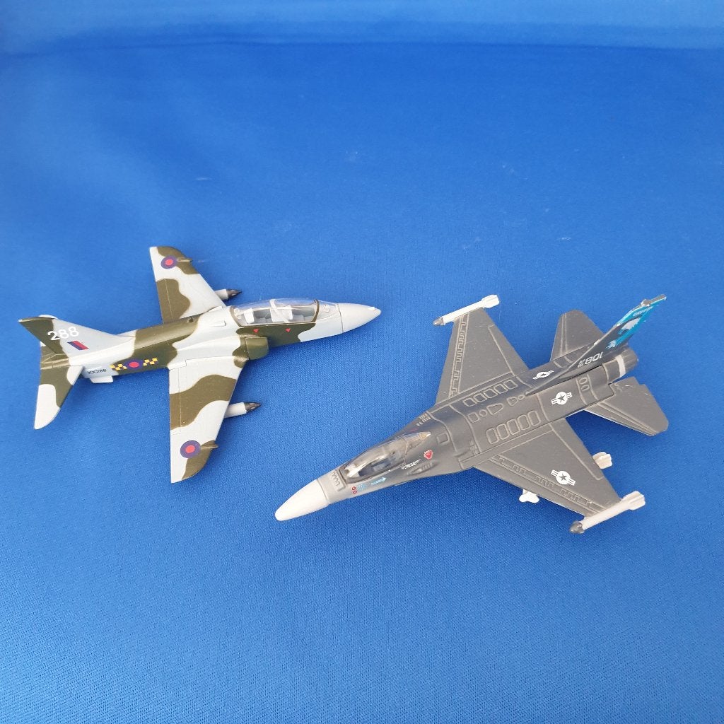 Lot 2 vliegtuigen F-16 Fighting Falcon & BAE Hawk T1A in RAF, Overige merken, 1:72 tot 1:144, Gebruikt, Ophalen of Verzenden