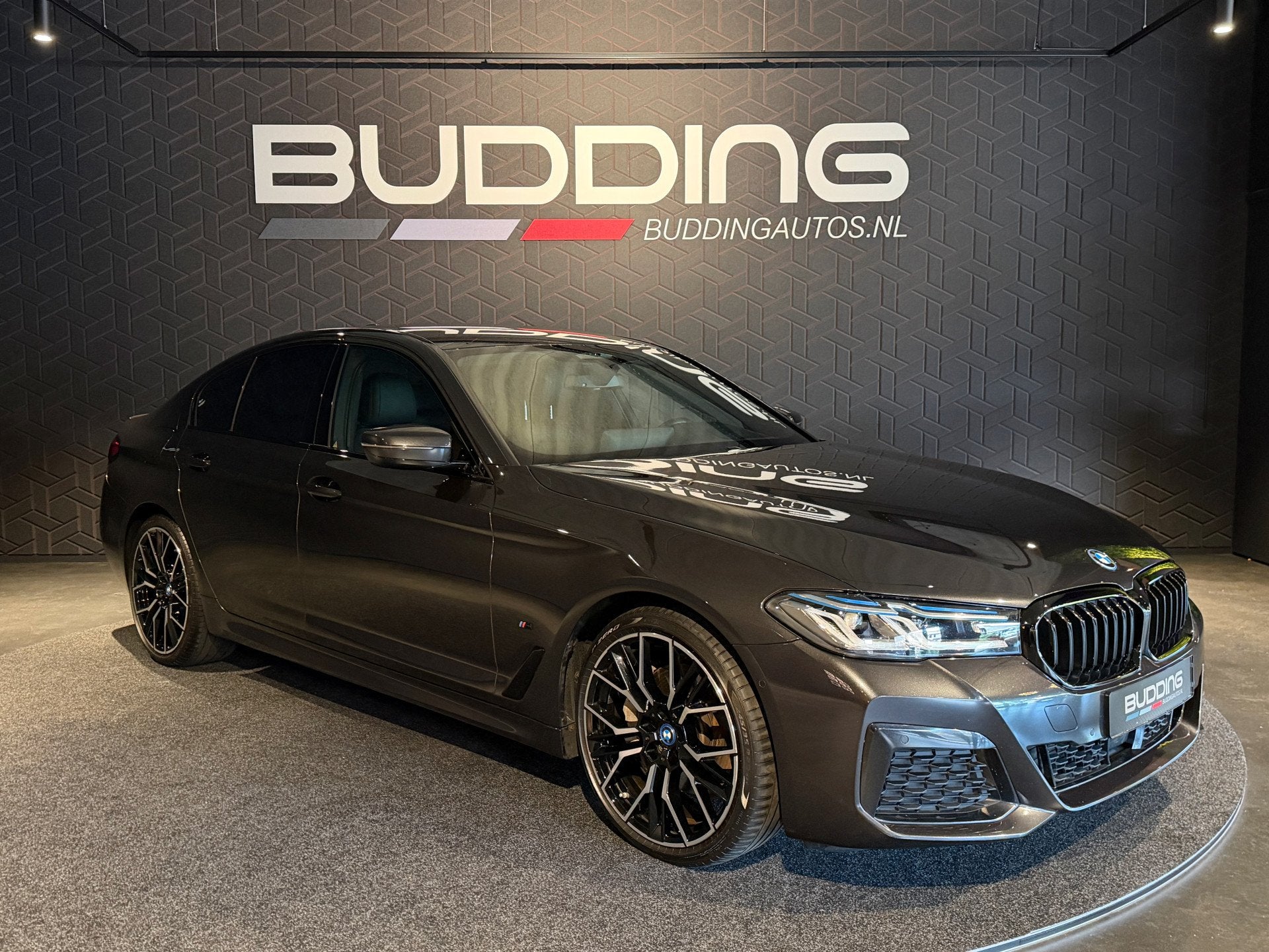 BMW 5 Serie 545e xDrive Business Ed | M-sport | Soft-close |, Auto's, Gebruikt, 2000 kg, 120 €/maand, Bedrijf