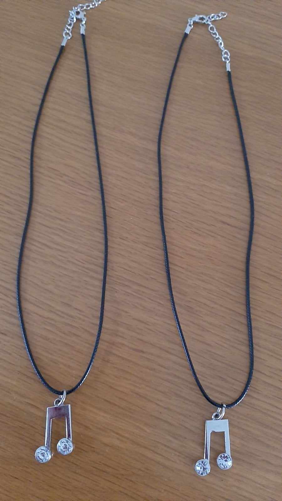 2 Cordon met hanger muzieknoot € 5,- per stuk, Overige materialen, Overige voorstellingen, Ophalen of Verzenden, Zo goed als nieuw
