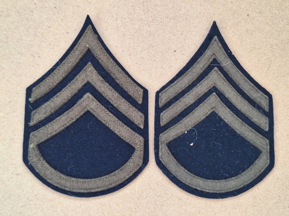 WWII US Staff Sergeant stripes on felt, Verzenden, Amerika, Embleem of Badge