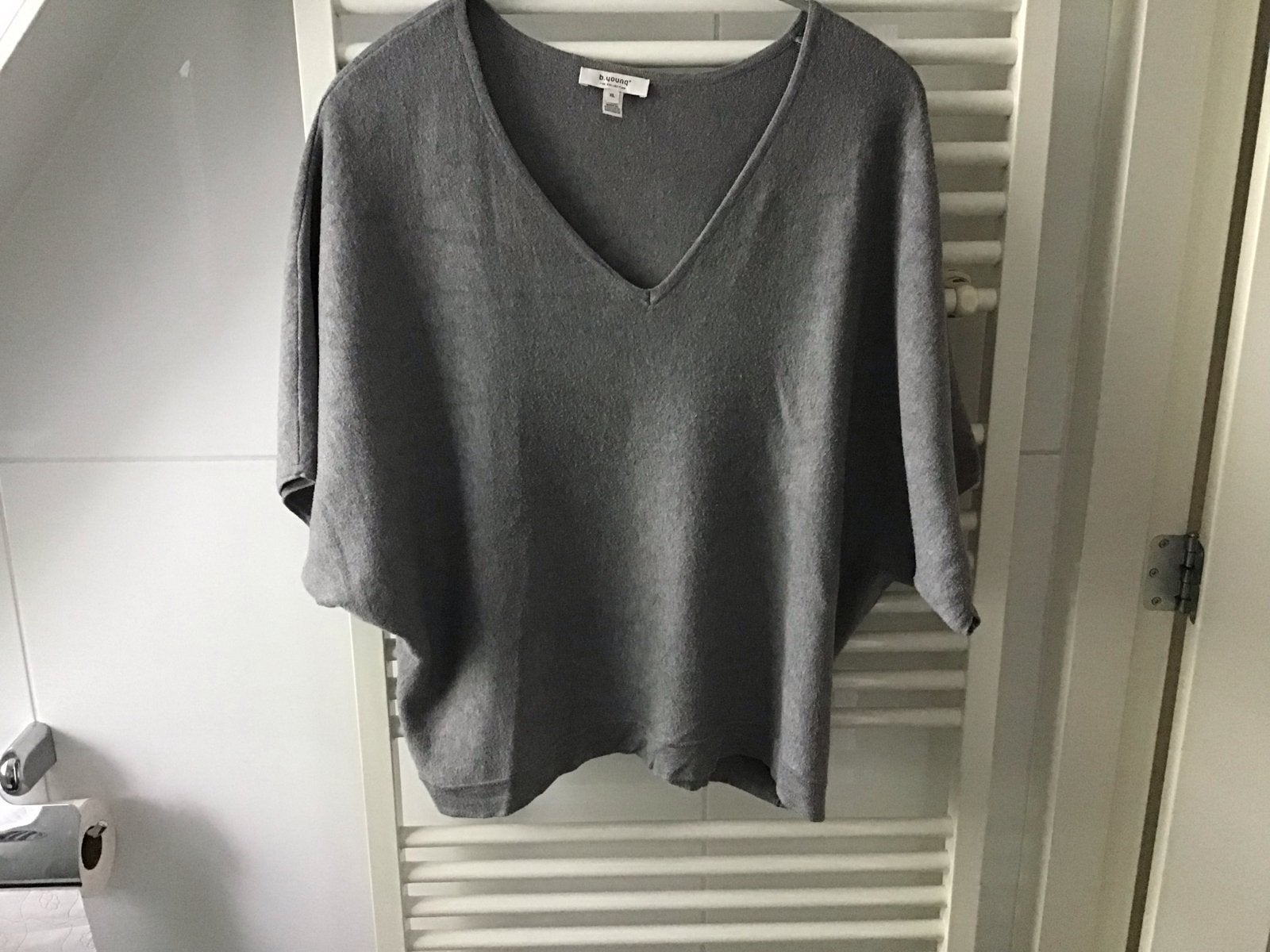Mooie grijze modieuze pullover maat XL merk B Young, Ophalen of Verzenden, Gedragen, Maat 46/48 (XL) of groter, Grijs