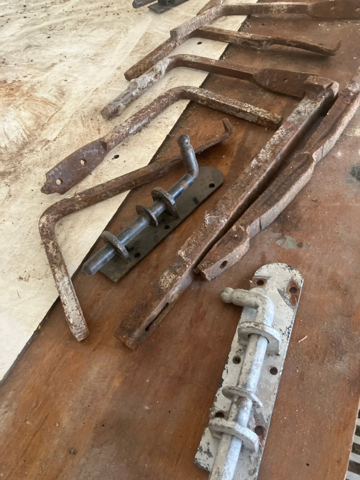 Diverse oude smeed ijzeren grendels en haken, Ophalen of Verzenden, Gebruikt, IJzer, Schuif of Grendel