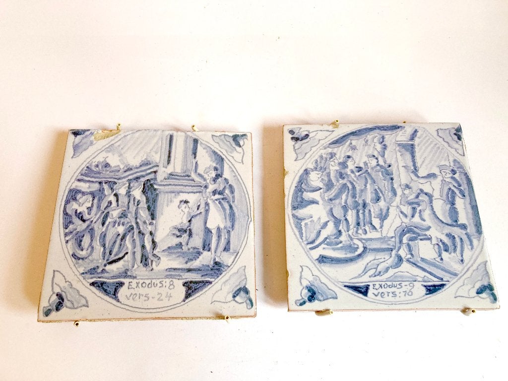Twee tegels ‘Delfts Blauw’ Exodus 9:10 & Exodus 8:24, Antiek en Kunst, Ophalen of Verzenden