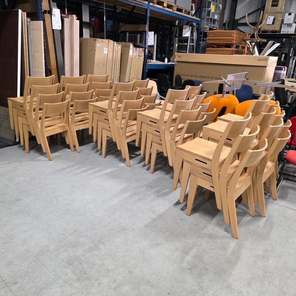 prachtige partij  74 stuks massief houten stapelstoelen