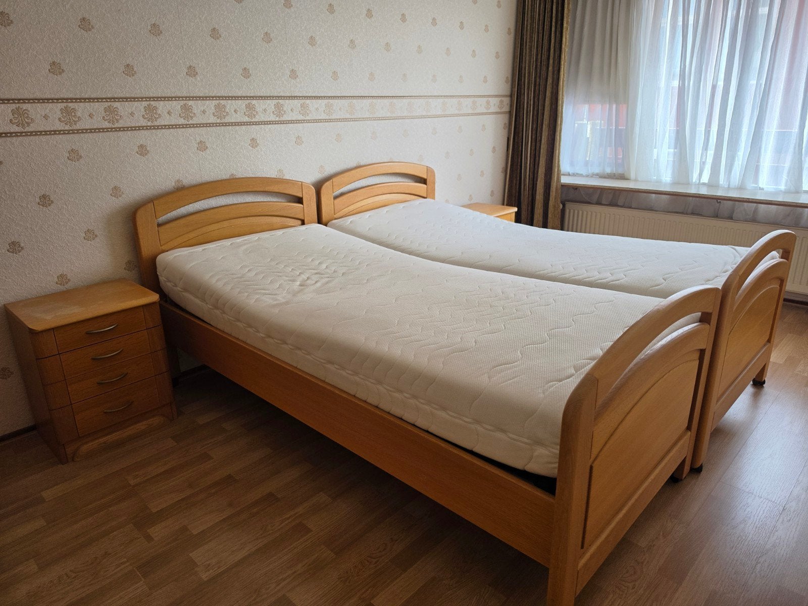 Seniorenbed 2x 90x200 met nachtkastjes - Fameus Wonen, Ophalen, Gebruikt, Tweepersoons, 180 cm