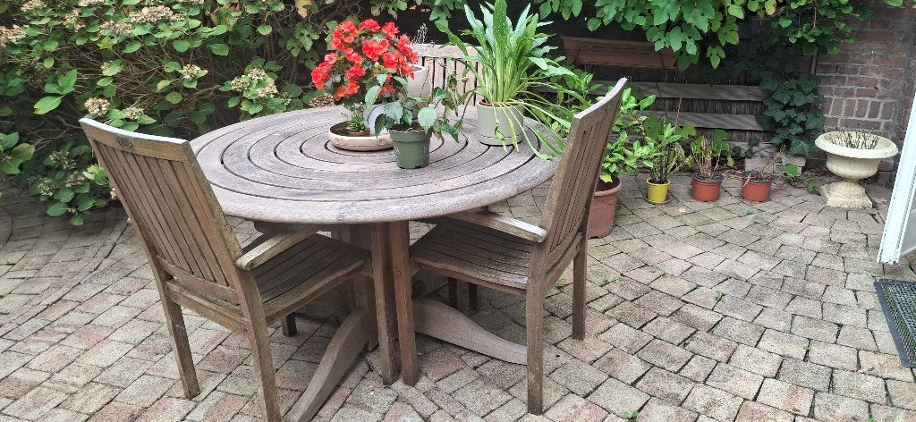 Solid wood table and chairs - round table