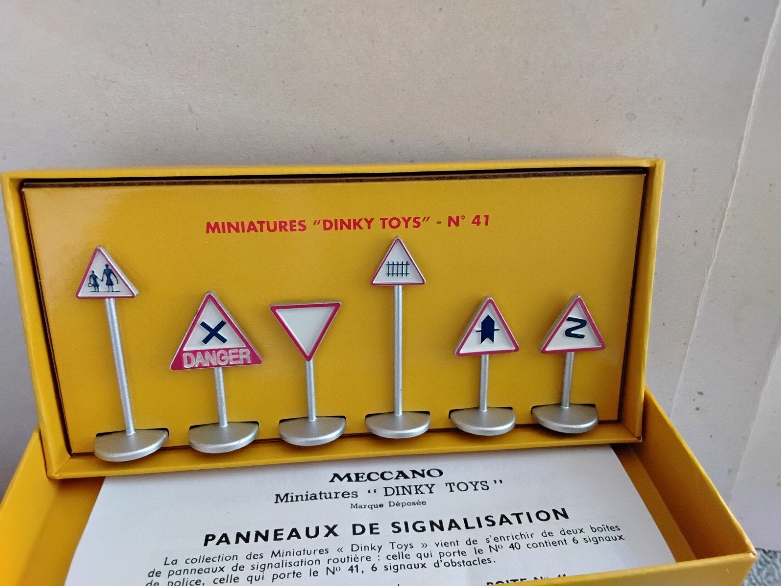 DINKY  TOYS  ATLAS  VERKEERSBORDEN, Hobby en Vrije tijd, Ophalen of Verzenden