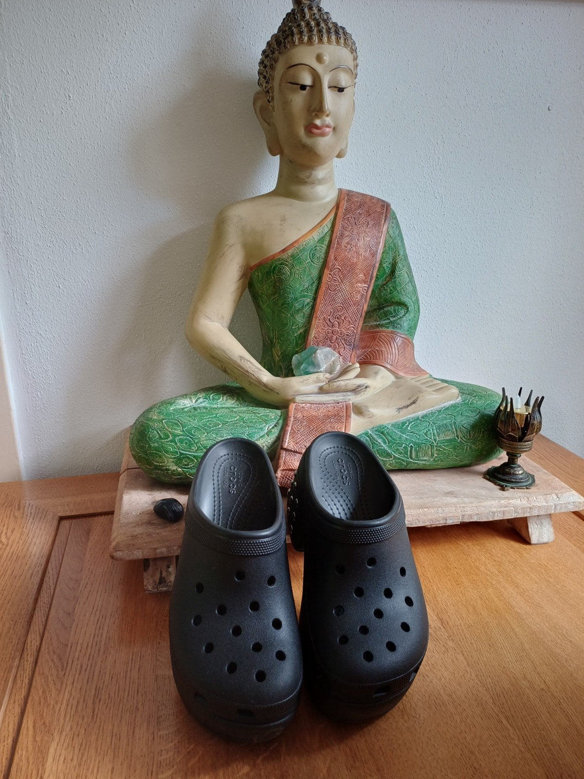 Crocs met plateauzool en studs - Zwart, Zwart, Zo goed als nieuw, Crocs, Ophalen