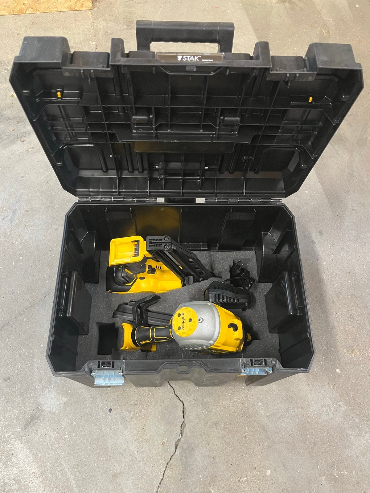 Foto 3 van DeWalt tacker en spijkerpistool set DCN692 en DCN660
