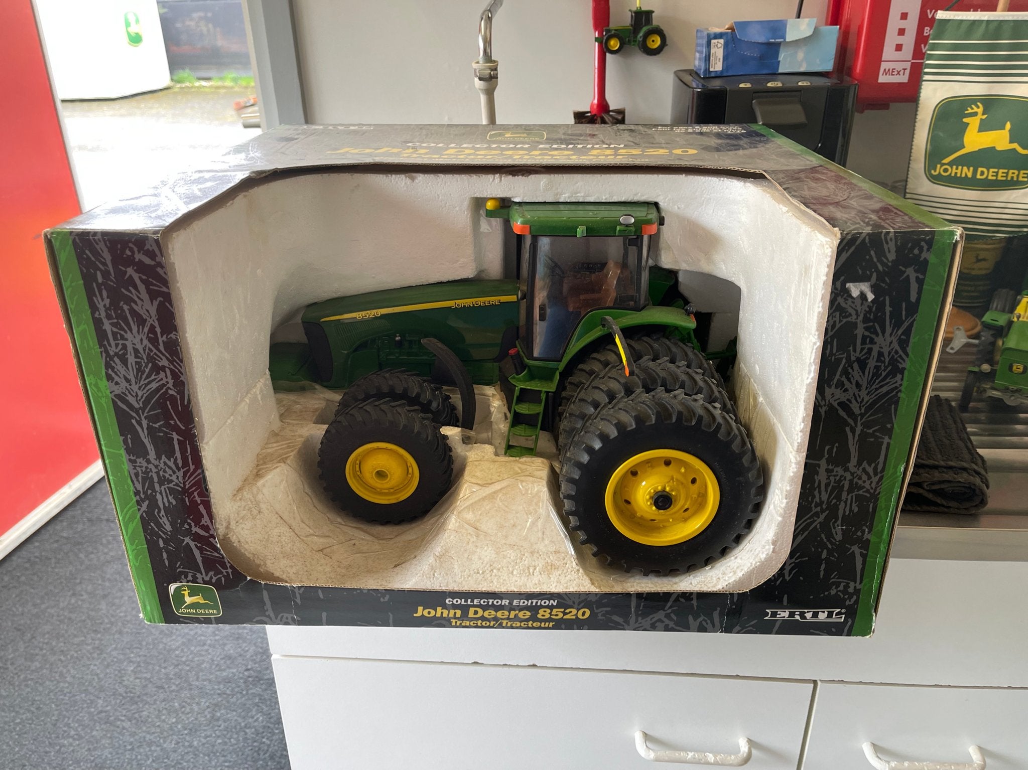 John Deere 8520 Collector Edition Ertl 1/16 Tractor, Overige merken, Ophalen of Verzenden, Zo goed als nieuw, Groter dan 1:32