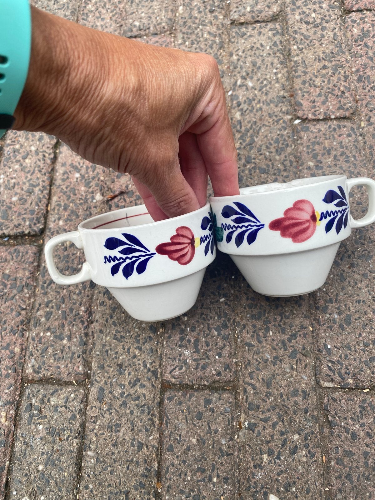 2 beschadigde kopjes met Delfts blauw-achtig decor, Antiek en Kunst, Ophalen of Verzenden