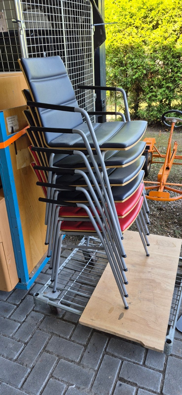 Set van 6 stapelbare stoelen - Donkerblauw en Rood, Huis en Inrichting, Stoelen, Overige materialen, Gebruikt, ., Ophalen of Verzenden