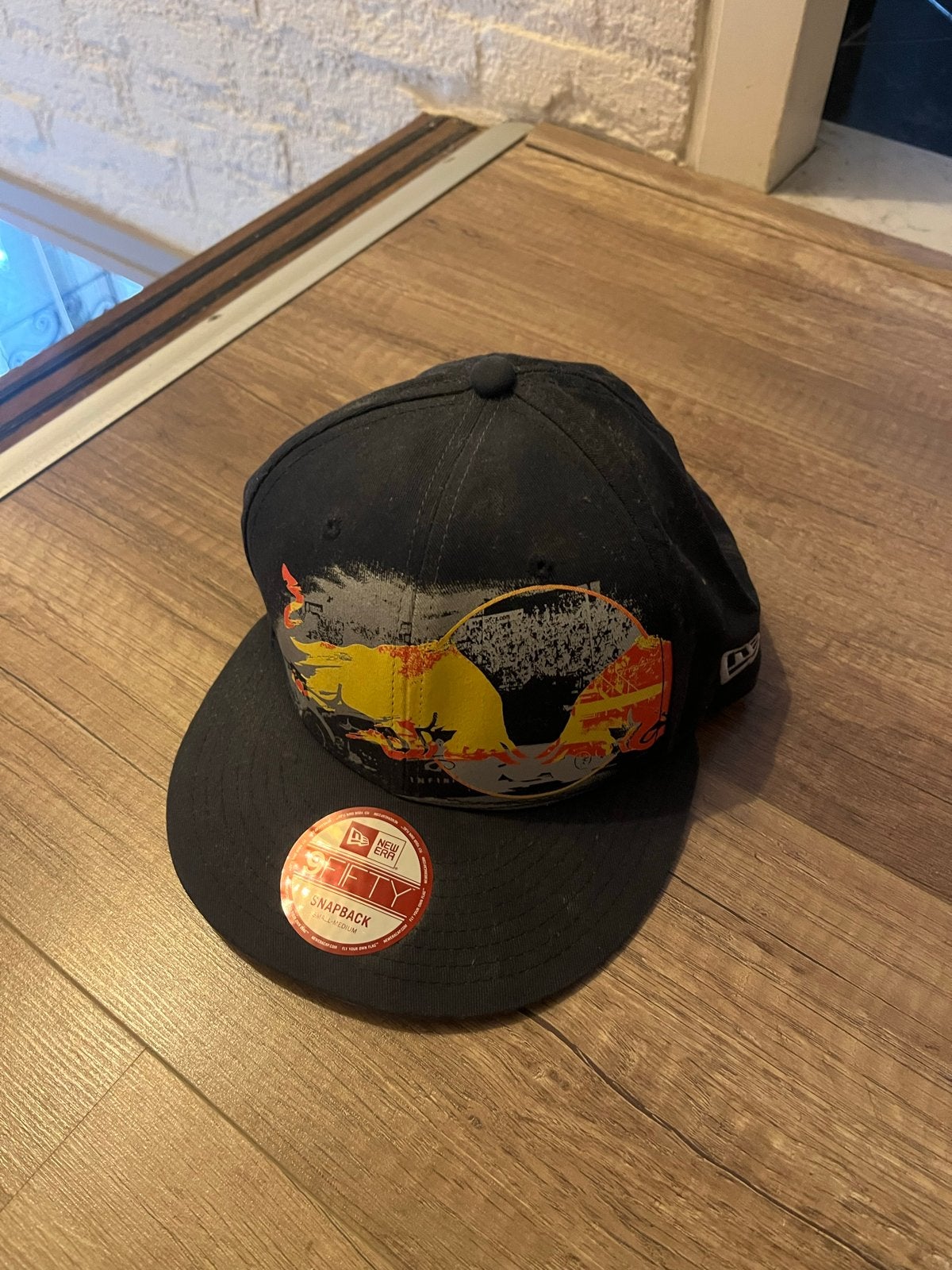 Red Bull Racing pet gesigneerd door Max Verstappen, Verzamelen, Automerken, Motoren en Formule 1, Ophalen of Verzenden, Nieuw