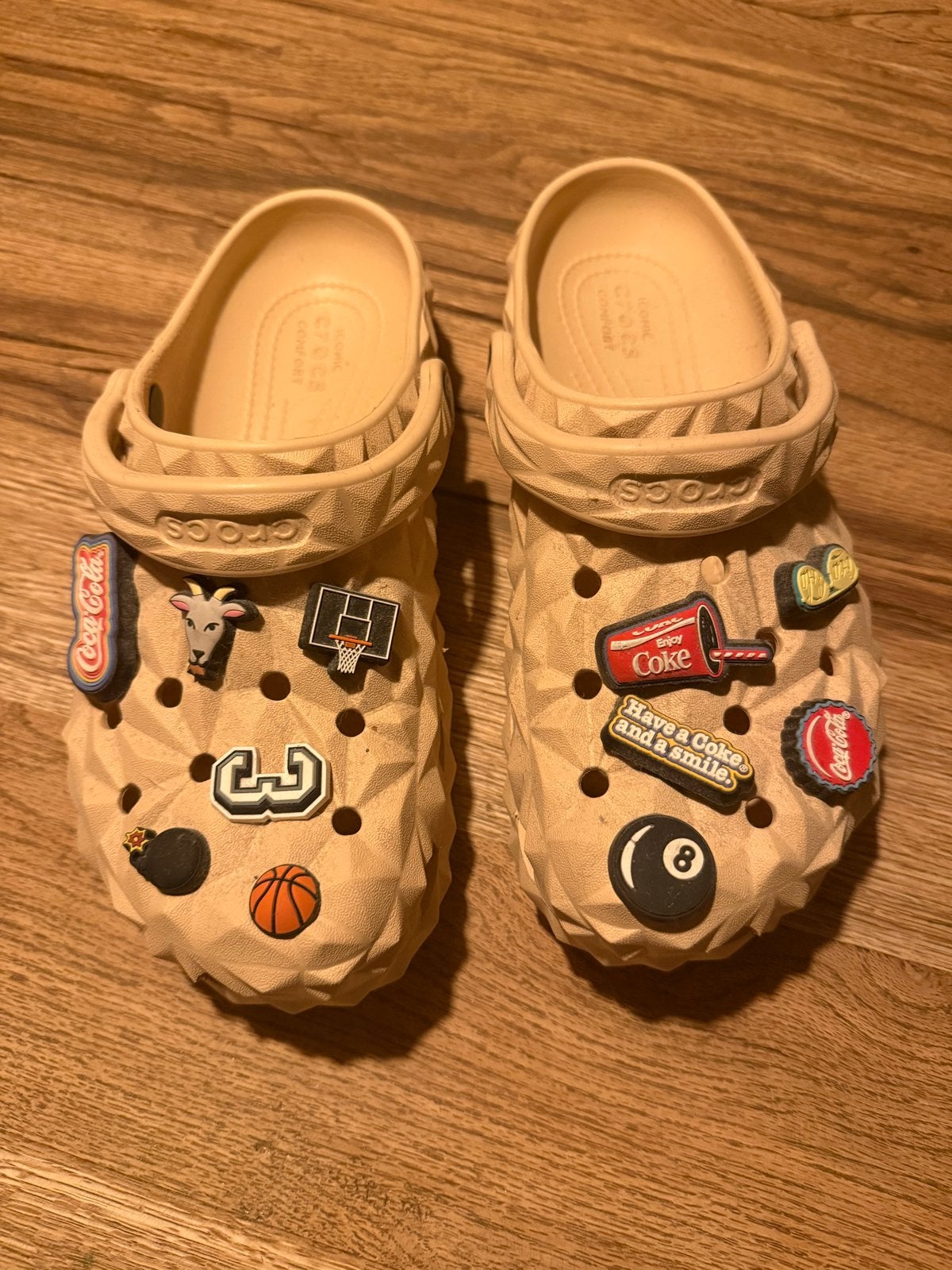 Crocs met Jibbitz - Maat 37/38 (M7/W9), Ophalen of Verzenden, Zo goed als nieuw, Beige, Slippers