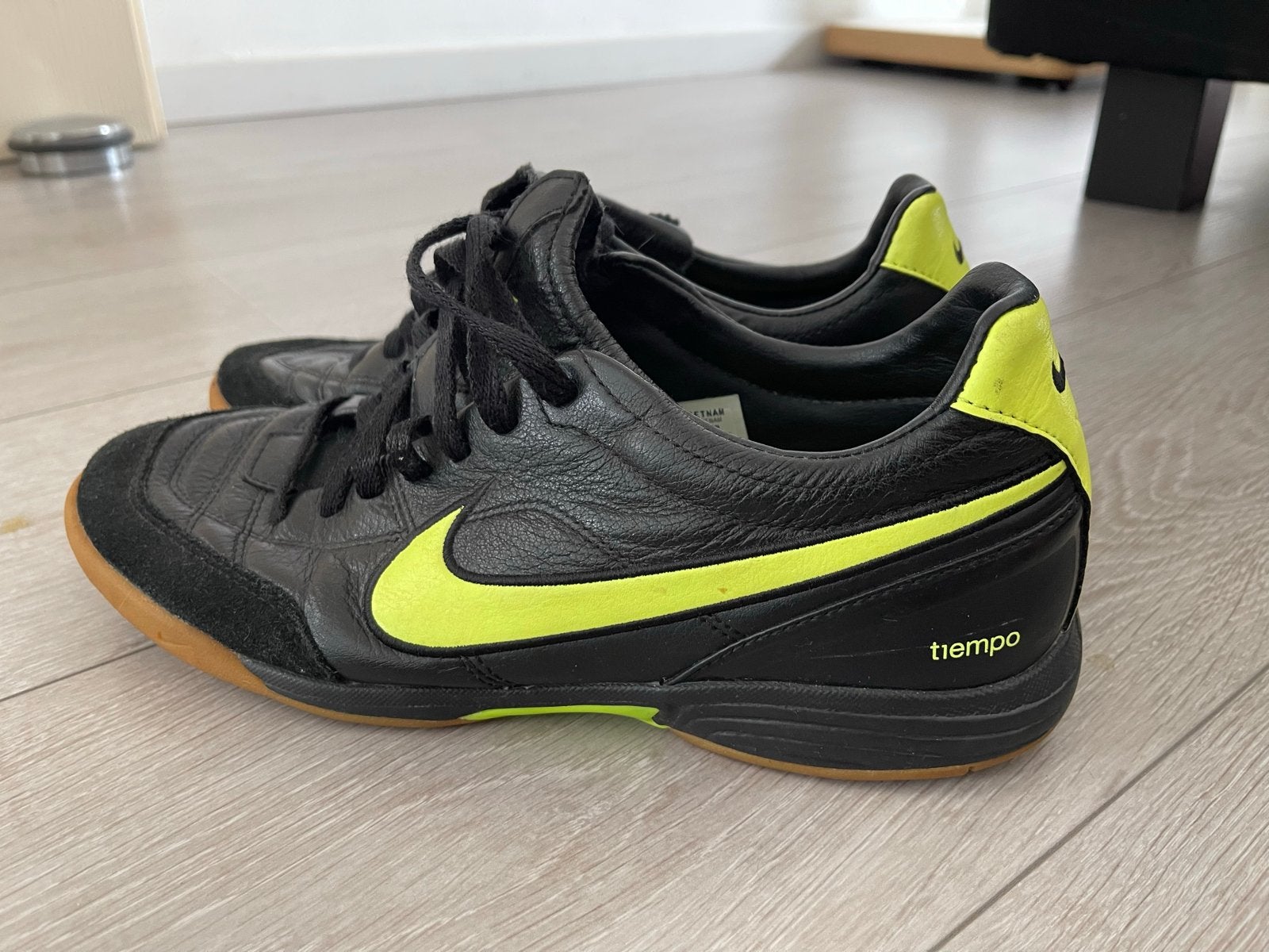 Nike Tiempo zaalvoetbalschoenen - Zwart/Neon Geel, Ophalen, Gebruikt