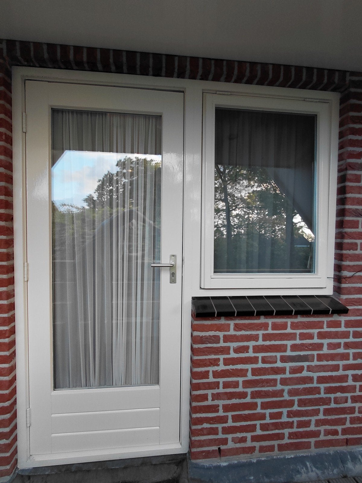 Hardhouten meranti buitendeur met dubbel glas + hang en slui, Doe-het-zelf en Verbouw, Kozijnen en Schuifpuien, Gebruikt, Deurkozijn