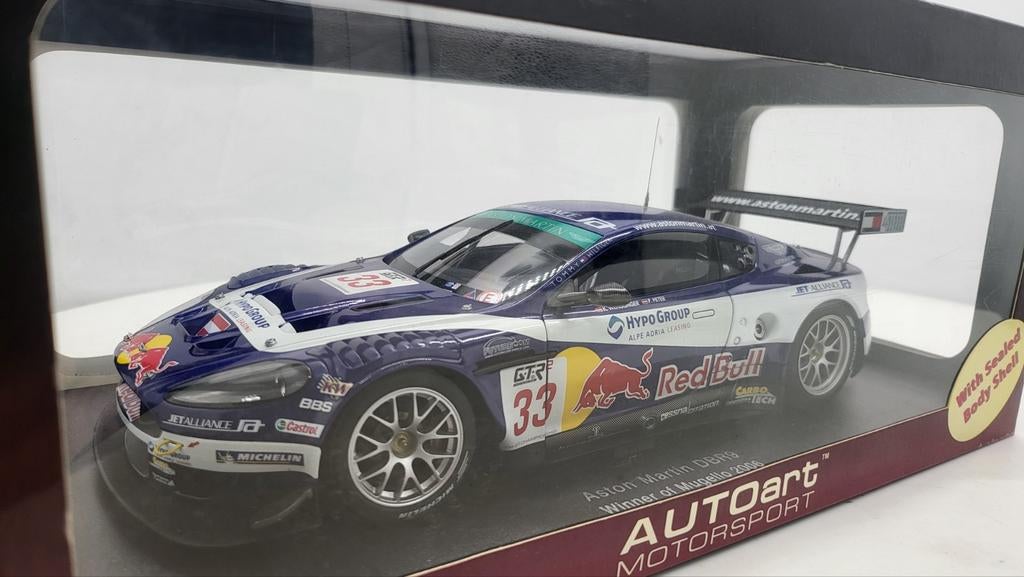 Aston Martin DBR9 "Red Bull" 2006, Hobby en Vrije tijd, Modelauto's | 1:18, Nieuw, Autoart, Ophalen of Verzenden