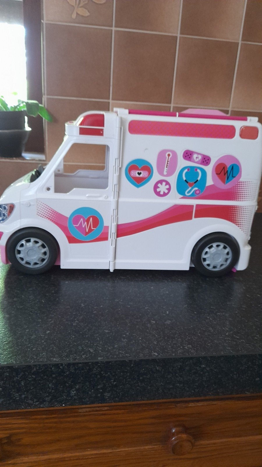 Barbie bus / ambulance in goede staat, Ophalen, Zo goed als nieuw