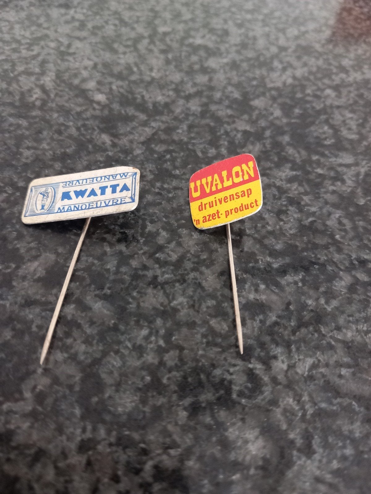 speldjes kwatta en uvalon, Verzamelen, Speldjes, Pins en Buttons, Ophalen of Verzenden, Gebruikt, Overige onderwerpen