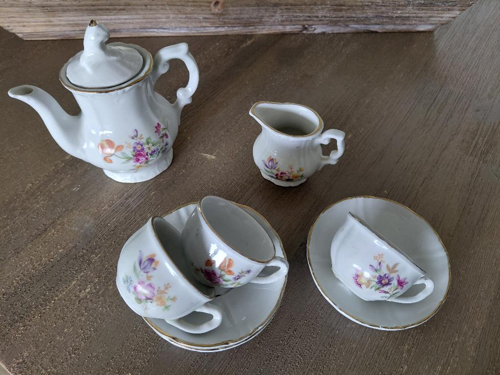 oud kinderserviesje, theepot, suikerpot, 3 kop en schotels., Verzenden, Gebruikt, Accessoires
