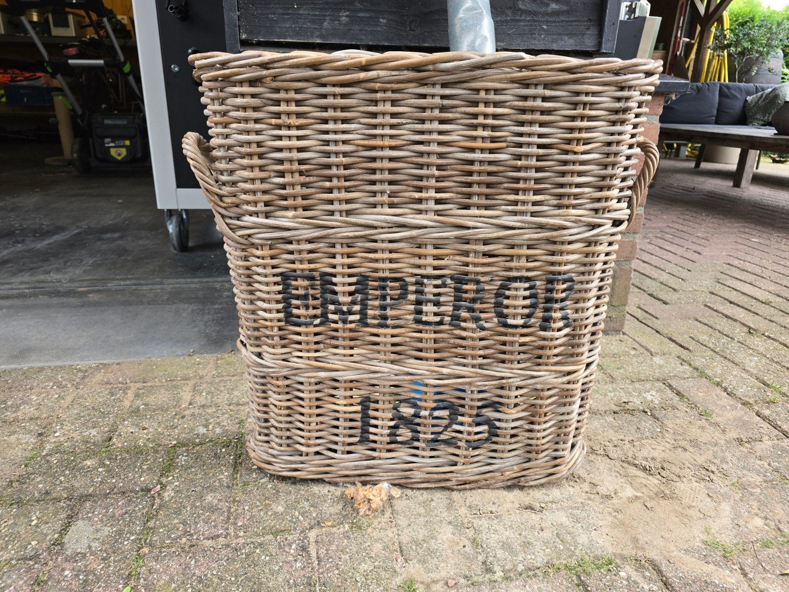 Grote rieten mand met 'EMPEROR 1825' opdruk, Gebruikt, Ophalen of Verzenden, Landelijk, Natuurlijk materiaal