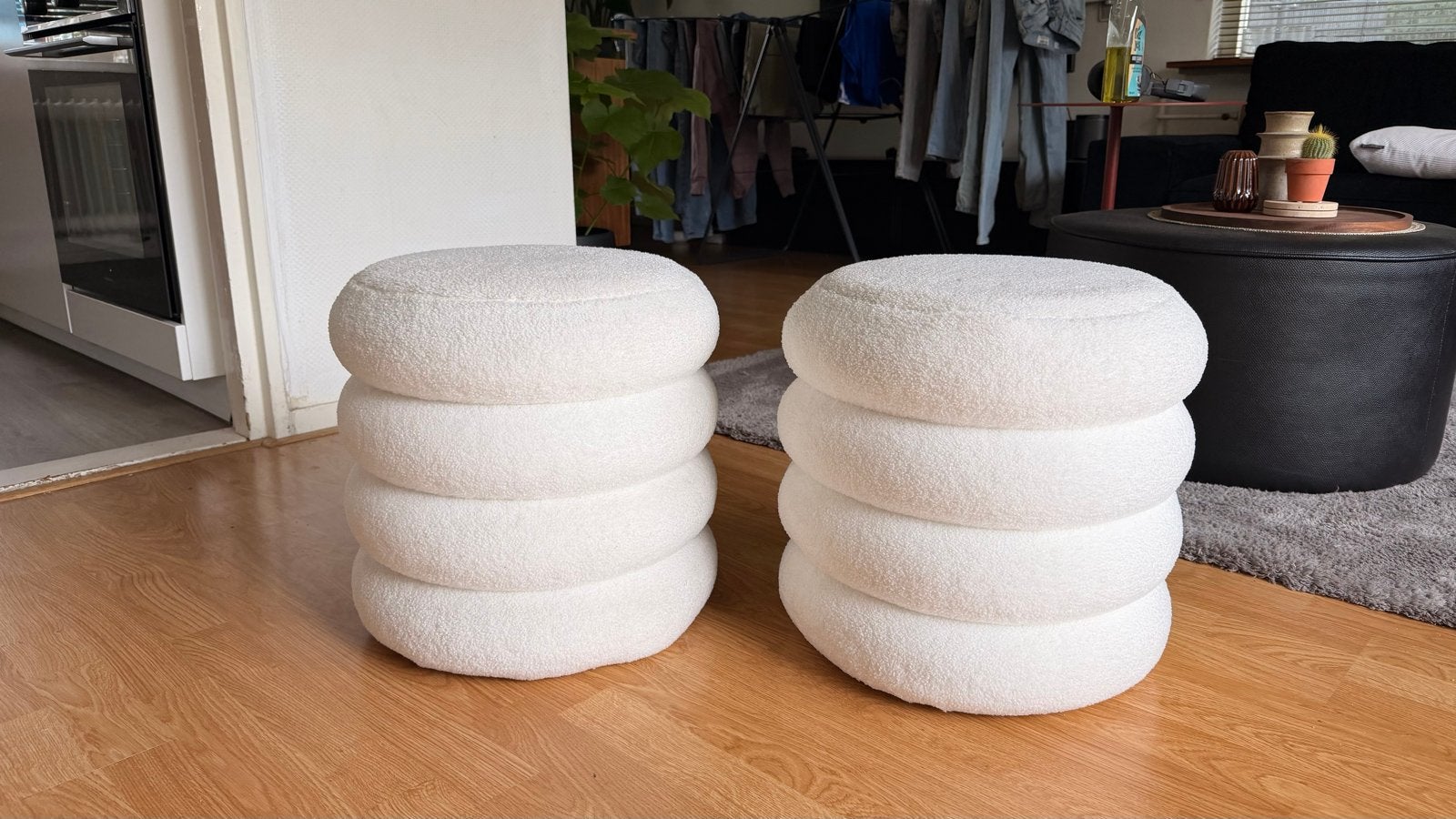 2 poefen met witte teddy stof, Huis en Inrichting, Ophalen, Minder dan 50 cm, Rond, Zo goed als nieuw