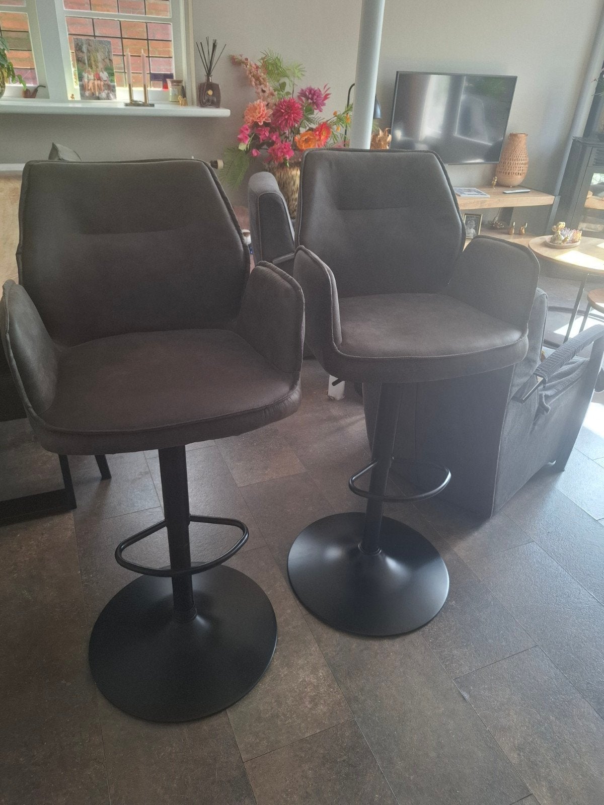 2x Moderne barkrukken met armleuning en voetsteun, Ophalen, Zo goed als nieuw, 90 cm of meer, 2 krukken