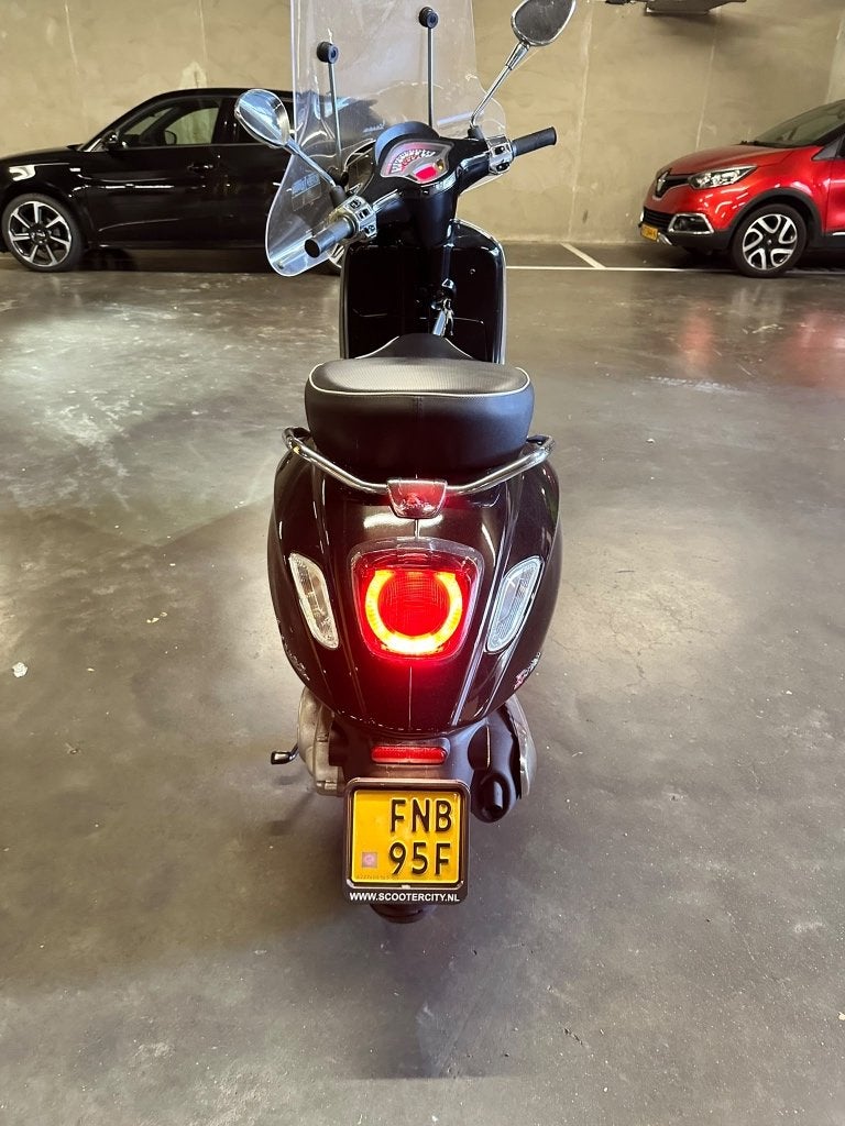 TE KOOP: Vespa Sprint 2023 – Zwart, Ophalen, Gebruikt, Maximaal 45 km/u, Vespa S