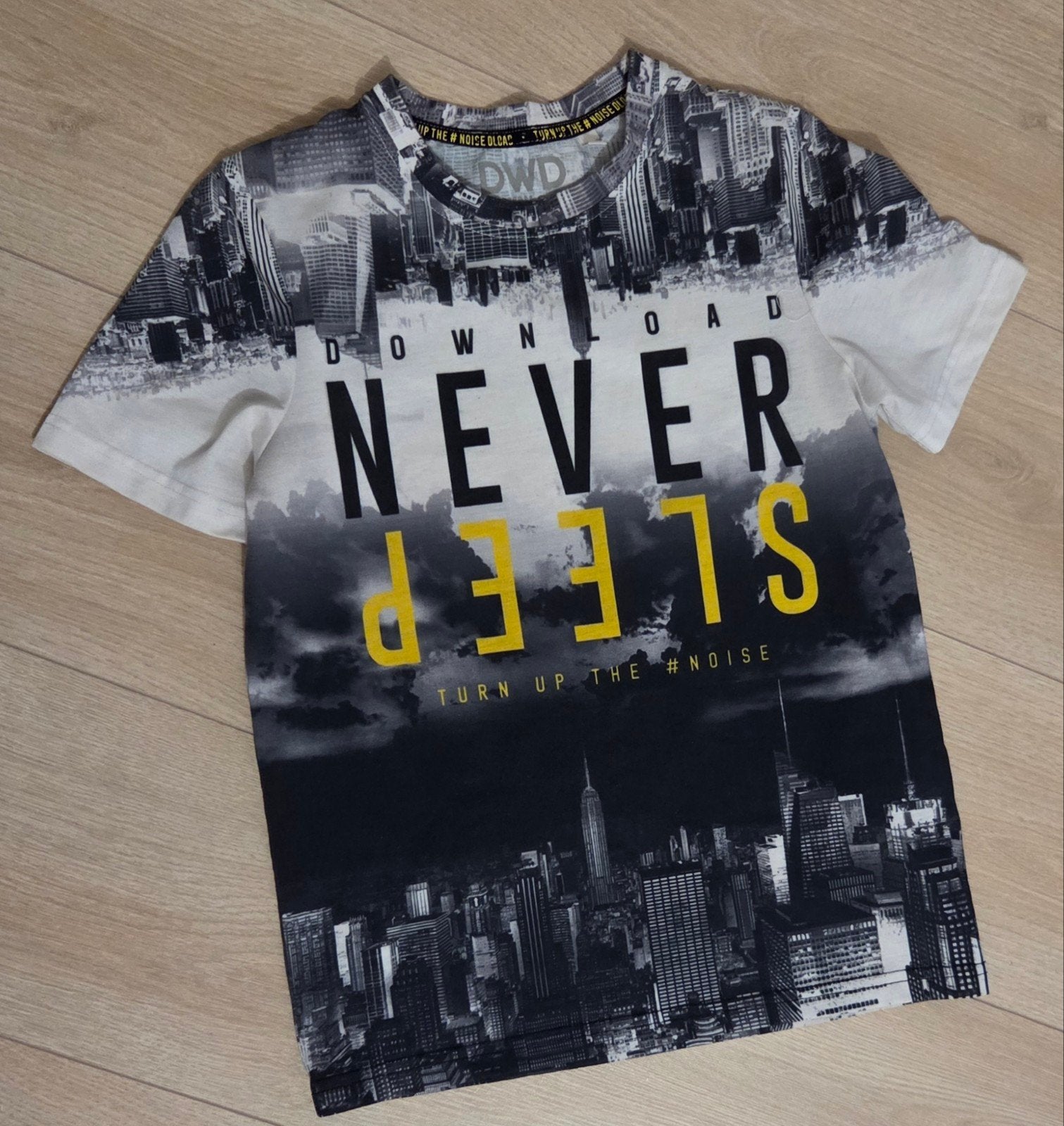 T-shirt maat 134/140 met stadsprint, Kinderen en Baby's, Kinderkleding | Maat 134, Jongen, Shirt of Longsleeve, Ophalen of Verzenden