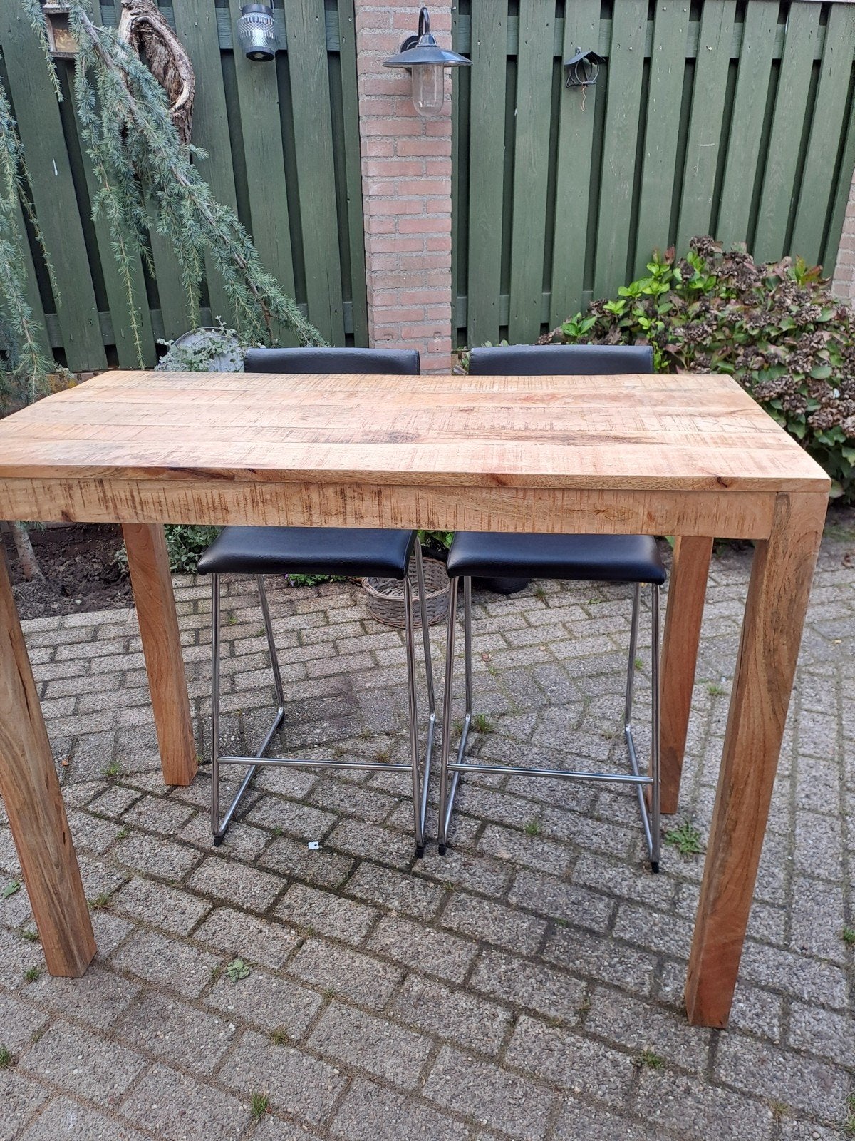 Foto 2 van Hoge tafel met 2 barkrukken - Mangohout