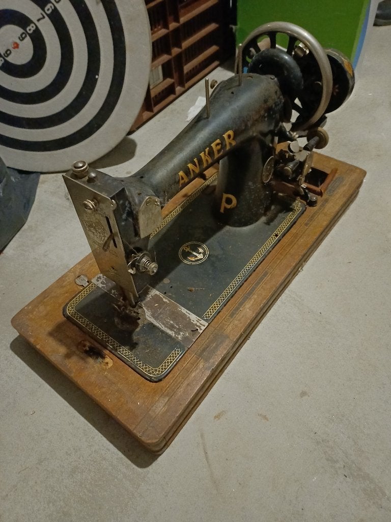 Oude naaimachine merk "Anker", Ophalen
