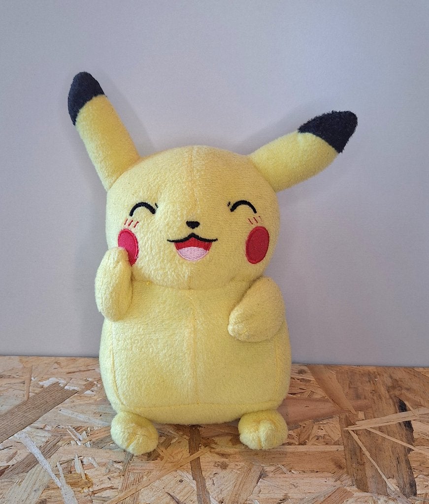 Knipoog Pikachu Pokémon knuffel van TOMY – 2017 | 20 cm, Gebruikt, Overige merken, Geel, Overige typen