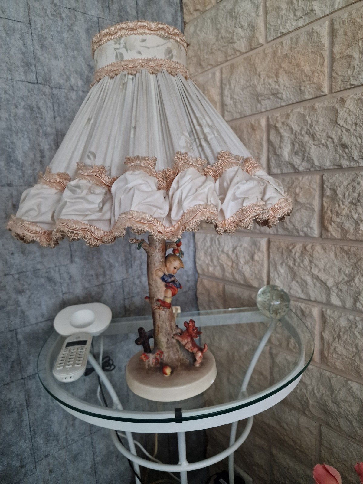 Antieke tafellamp met kinderfiguur en hondje, Ophalen of Verzenden