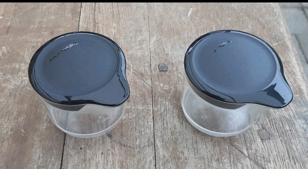 Tupperware melk en suiker kannetjes met deksel - Set van 2, Ophalen of Verzenden, Zo goed als nieuw, Bewaardoos, Lekvrij