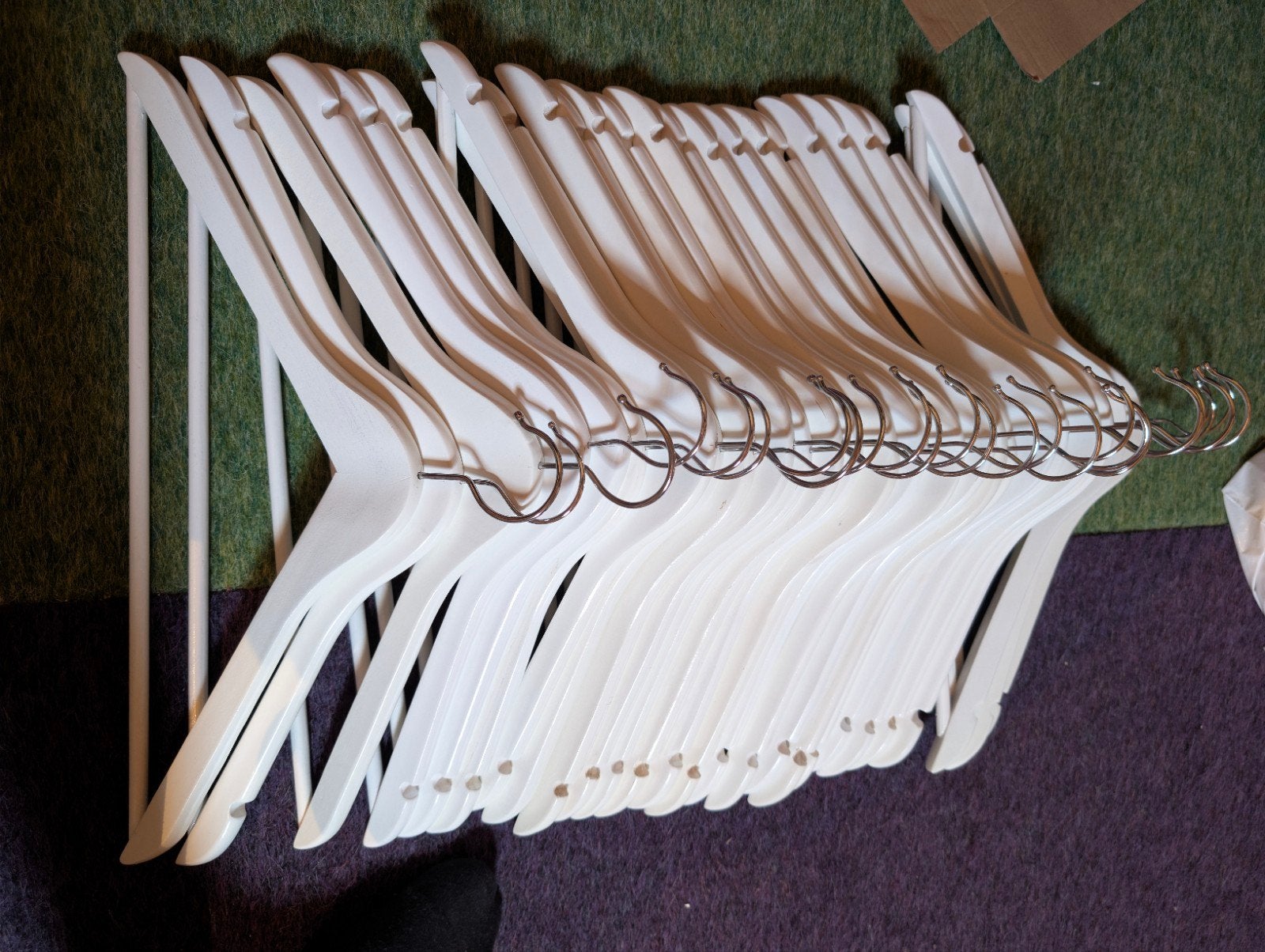 Set van 26 Witte Houten Kledinghangers, Ophalen, Zo goed als nieuw, Hout, Volwassenen