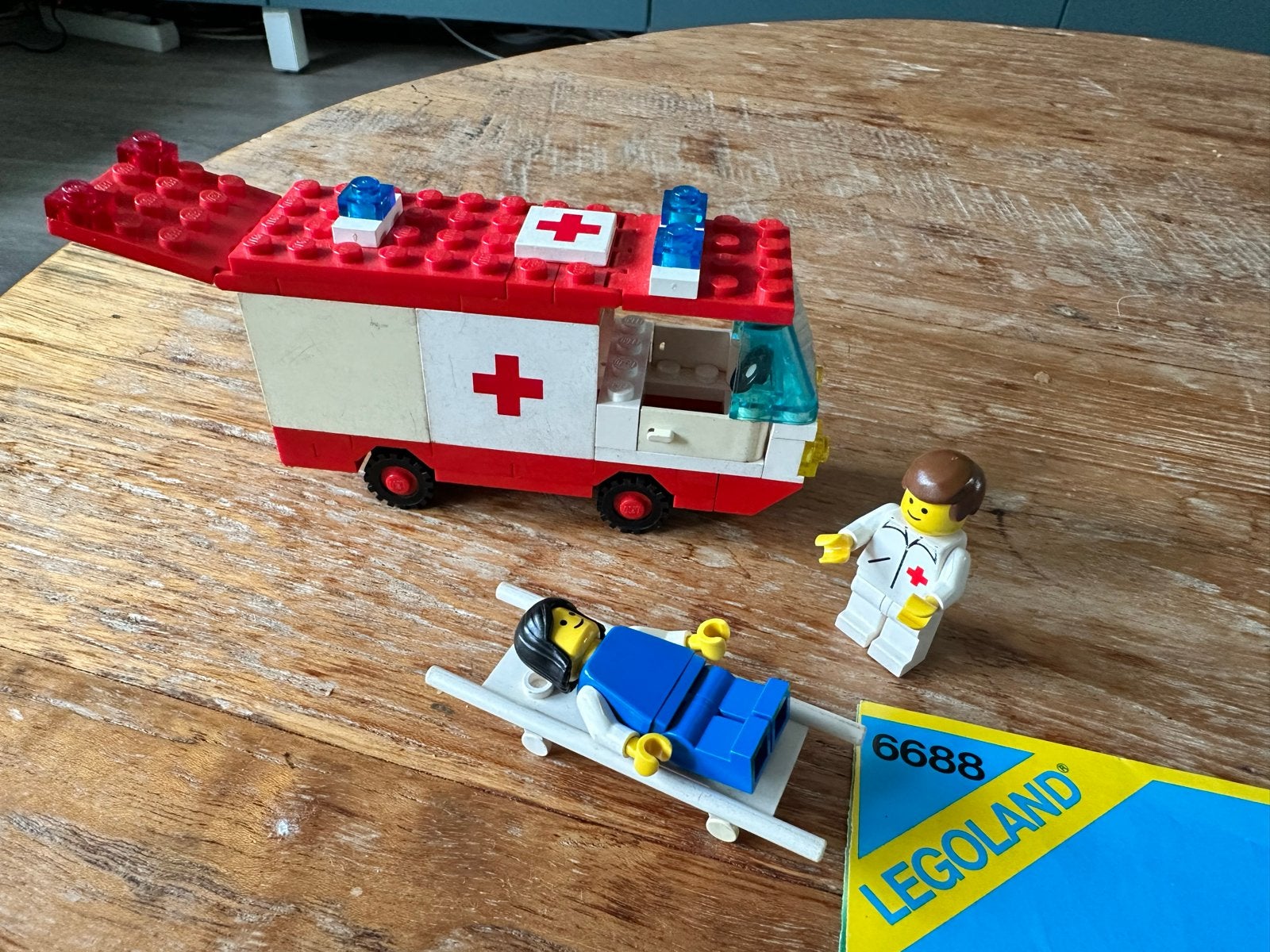 Vintage LEGO Legoland Ambulance 6688 met minifiguren, Ophalen of Verzenden, Gebruikt, Overige merken
