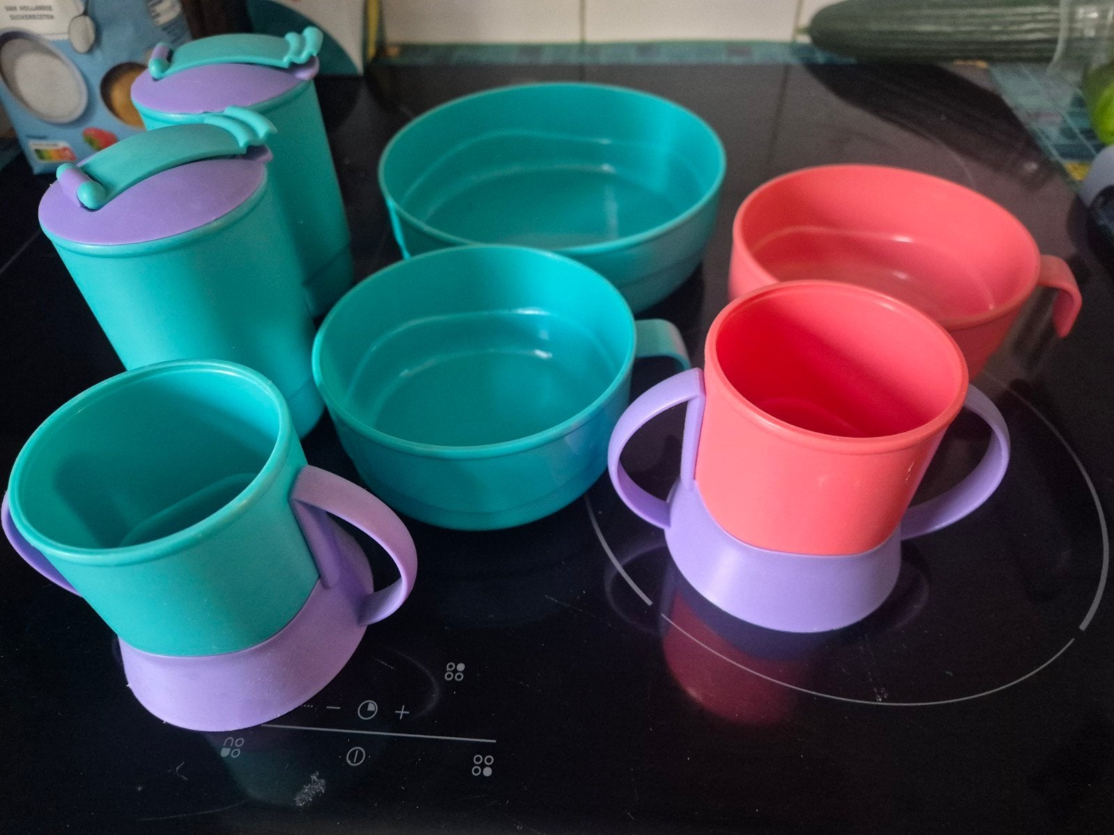 Tupperware Kinder servies set - bekers, kommen en drinkfless, Ophalen of Verzenden, Gebruikt, Bak of Kom